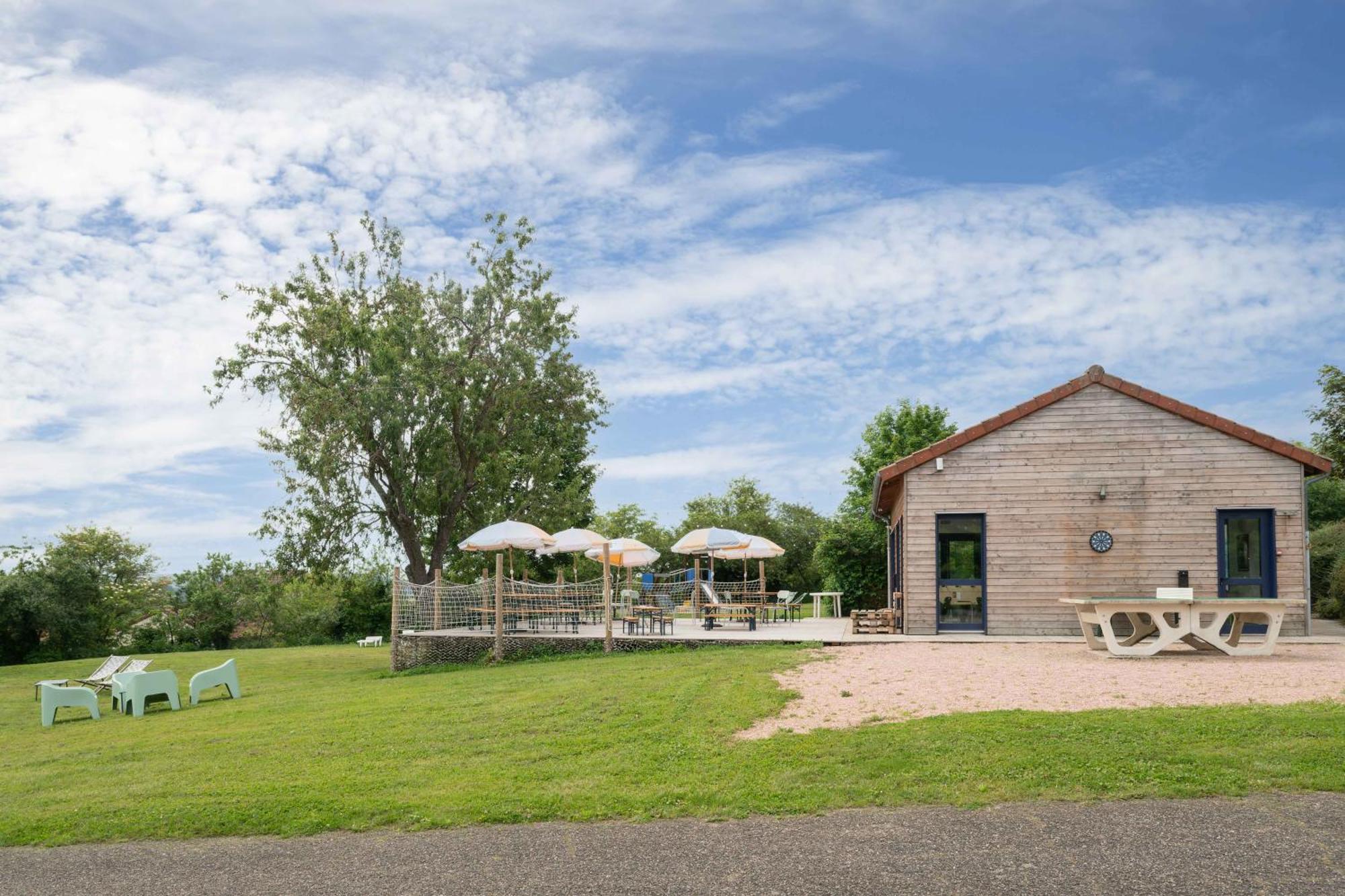 Camping Le Mont Libre - Cottage & Espace Nature - Gannat Exteriör bild