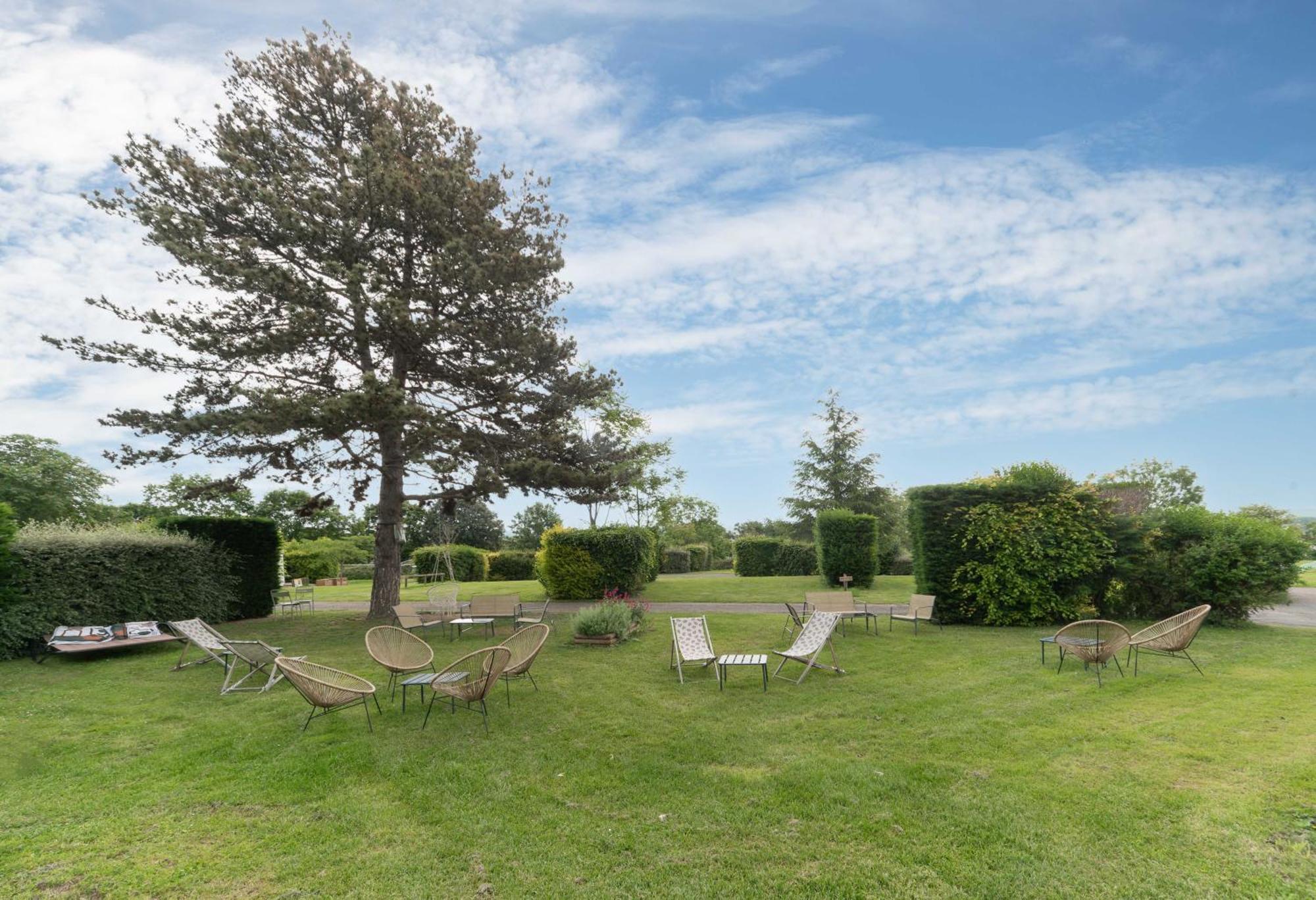 Camping Le Mont Libre - Cottage & Espace Nature - Gannat Exteriör bild