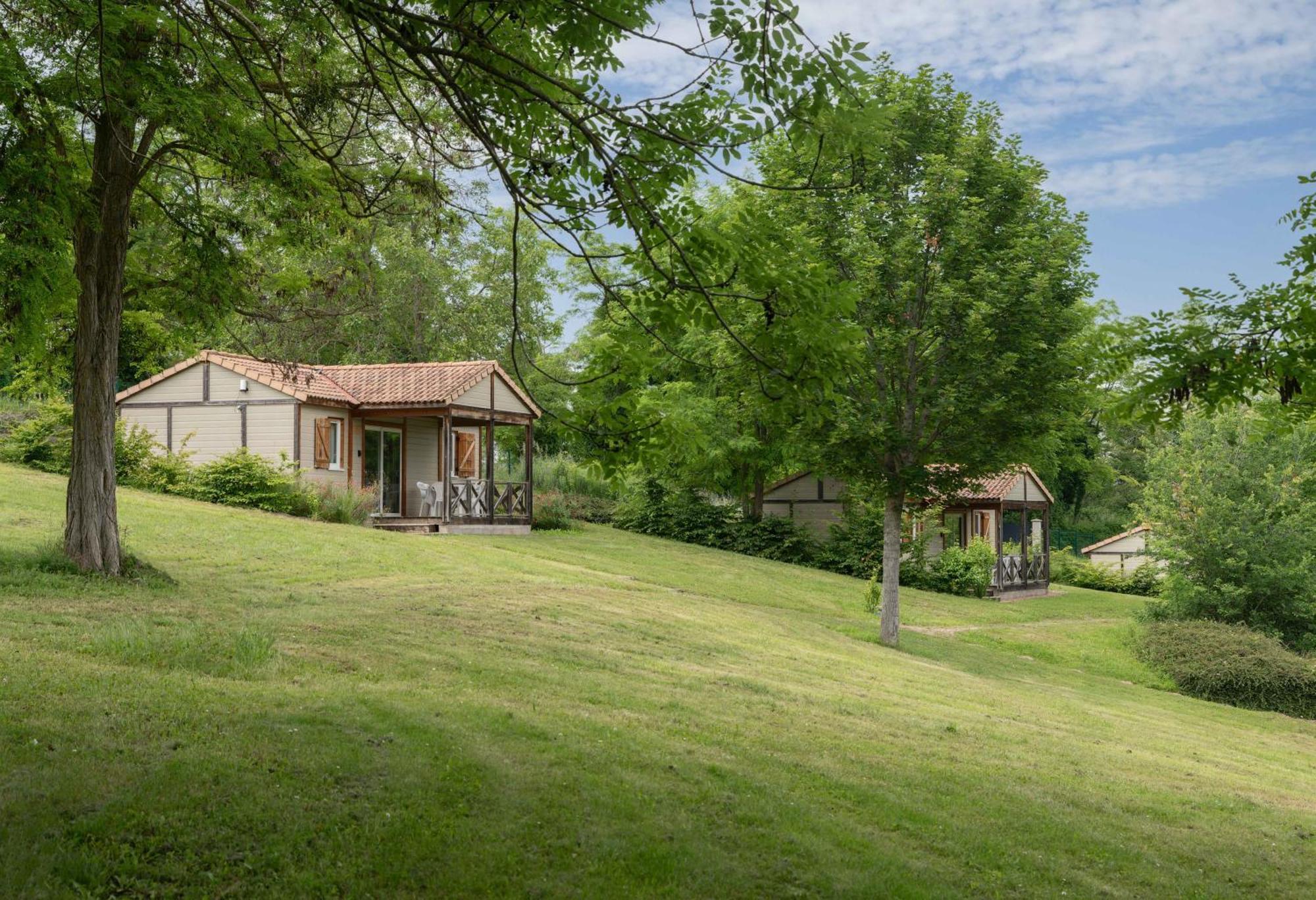 Camping Le Mont Libre - Cottage & Espace Nature - Gannat Exteriör bild